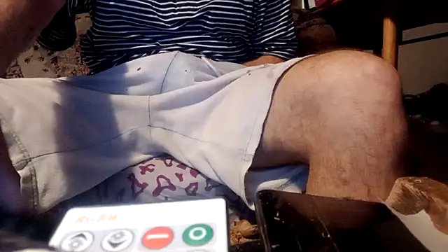 Snapshot of Halloalbert889 chatting on 10-24-25, 09:58 Halloalbert889 online show from 10-24-25, 09:58