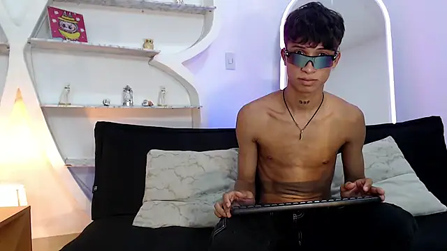 Snapshot of BEAUTY_BOYS1 chatting on 09-21-25, 10:15 BEAUTY BOYS1 online show from 09-21-25, 10:15