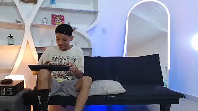 BEAUTY BOYS1 online show from 11-06-25, 07:23