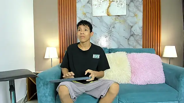 BEAUTY BOYS1 online show from 02-25-26, 07:19