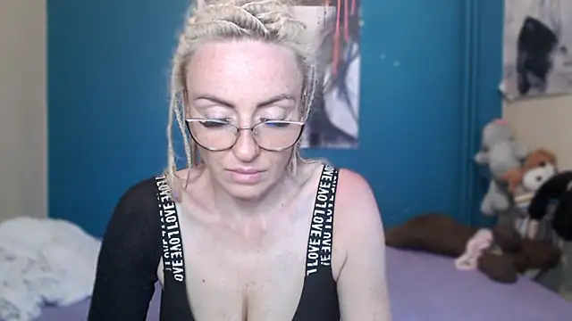 Snapshot of NADINNNE chatting on 06-20-26, 05:18 NADINNNE online show from 06-20-26, 05:18