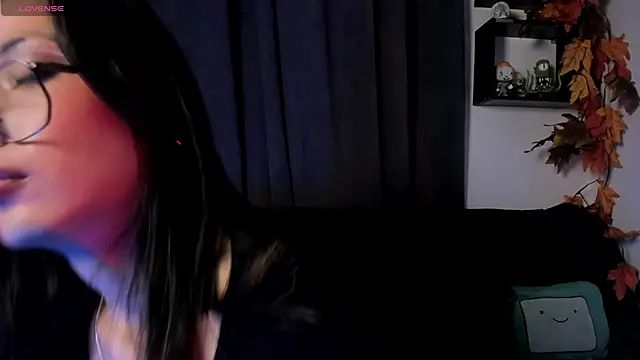 Snapshot of Seraphine_hell chatting on 05-19-26, 05:25 Seraphine hell online show from 05-19-26, 05:25