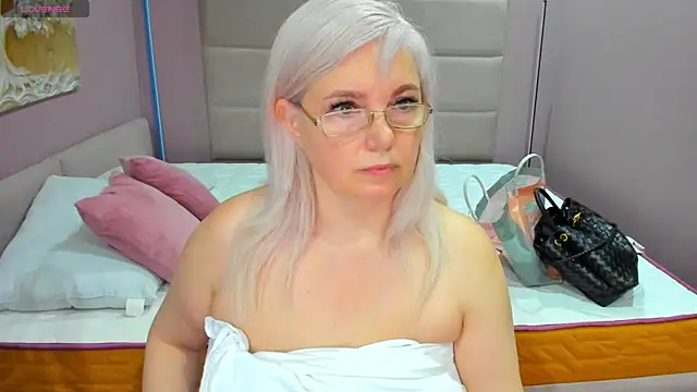 Snapshot of Hella_Fabel chatting on 06-27-26, 01:11 Hella Fabel online show from 06-27-26, 01:11