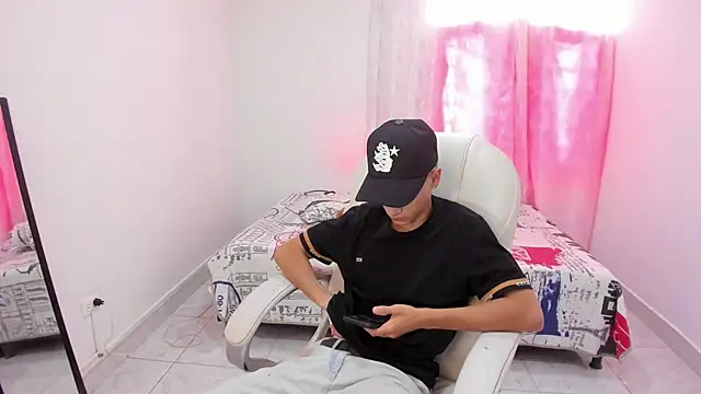 Snapshot of Aron_Boyy chatting on 09-23-25, 07:43 Aron Boyy online show from 09-23-25, 07:43