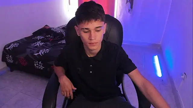 Snapshot of Aron_Boyy chatting on 12-02-25, 07:37 Aron Boyy online show from 12-02-25, 07:37