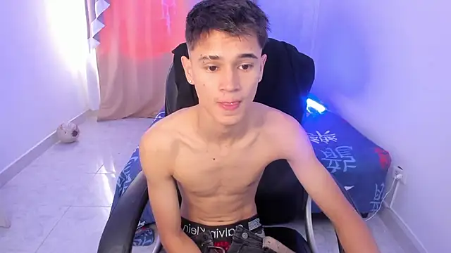 Snapshot of Aron_Boyy chatting on 11-13-25, 07:51 Aron Boyy online show from 11-13-25, 07:51