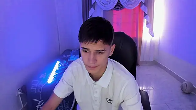 Snapshot of Aron_Boyy chatting on 11-15-25, 07:40 Aron Boyy online show from 11-15-25, 07:40