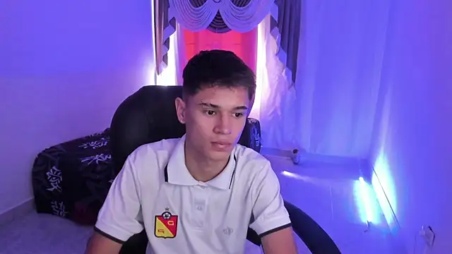 Snapshot of Aron_Boyy chatting on 12-18-25, 07:18 Aron Boyy online show from 12-18-25, 07:18