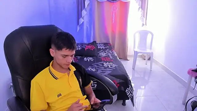 Snapshot of Aron_Boyy chatting on 11-22-25, 07:57 Aron Boyy online show from 11-22-25, 07:57