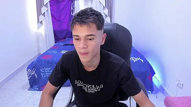 Snapshot of Aron_Boyy chatting on 10-22-25, 07:35 Aron Boyy online show from 10-22-25, 07:35