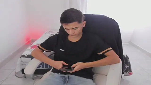 Snapshot of Aron_Boyy chatting on 09-20-25, 08:03 Aron Boyy online show from 09-20-25, 08:03