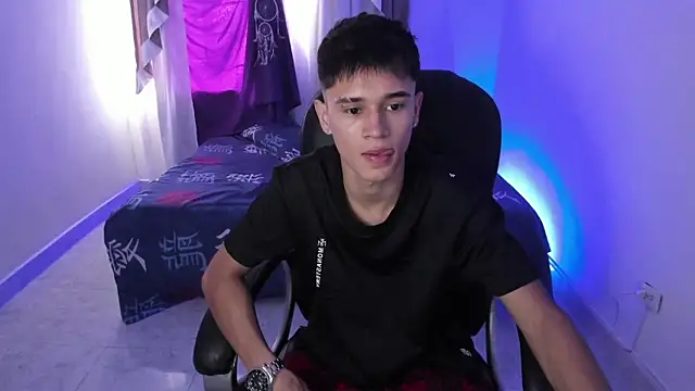 Snapshot of Aron_Boyy chatting on 10-25-25, 08:20 Aron Boyy online show from 10-25-25, 08:20