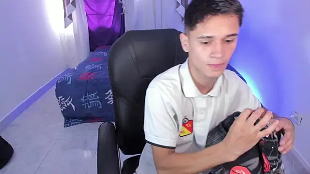 Snapshot of Aron_Boyy chatting on 10-21-25, 08:08 Aron Boyy online show from 10-21-25, 08:08