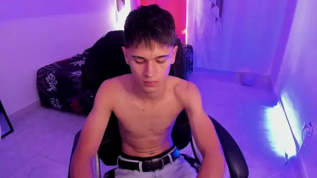 Snapshot of Aron_Boyy chatting on 12-15-25, 07:31 Aron Boyy online show from 12-15-25, 07:31