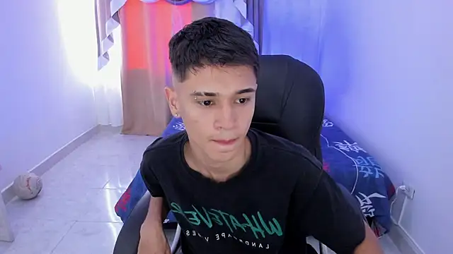 Snapshot of Aron_Boyy chatting on 11-18-25, 08:01 Aron Boyy online show from 11-18-25, 08:01