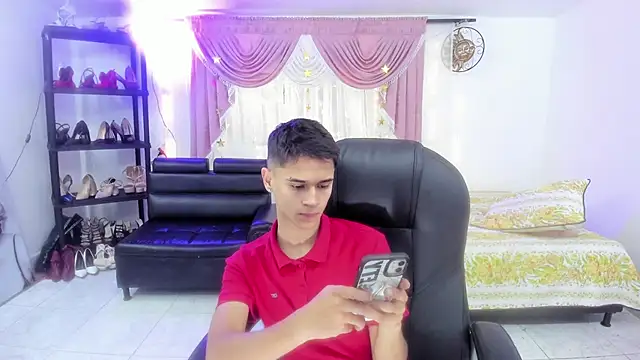 Snapshot of Aron_Boyy chatting on 09-12-25, 07:35 Aron Boyy online show from 09-12-25, 07:35