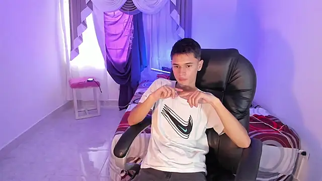 Snapshot of Aron_Boyy chatting on 09-15-25, 08:42 Aron Boyy online show from 09-15-25, 08:42