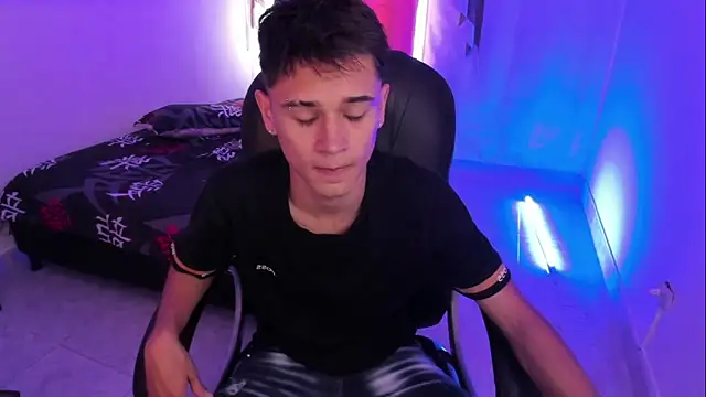 Snapshot of Aron_Boyy chatting on 11-29-25, 08:09 Aron Boyy online show from 11-29-25, 08:09