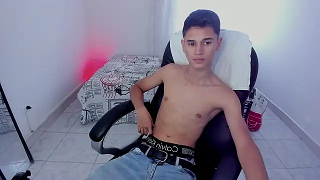 Snapshot of Aron_Boyy chatting on 09-25-25, 10:05 Aron Boyy online show from 09-25-25, 10:05