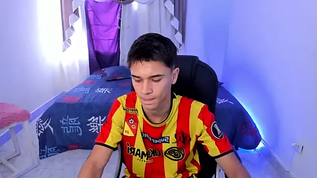 Snapshot of Aron_Boyy chatting on 10-07-25, 07:37 Aron Boyy online show from 10-07-25, 07:37