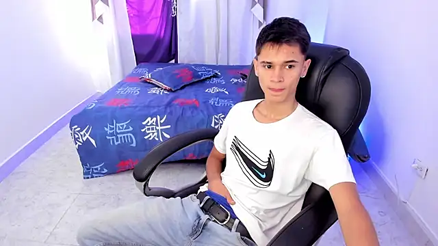 Snapshot of Aron_Boyy chatting on 10-16-25, 07:44 Aron Boyy online show from 10-16-25, 07:44