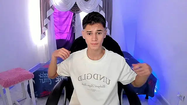 Snapshot of Aron_Boyy chatting on 10-11-25, 07:48 Aron Boyy online show from 10-11-25, 07:48