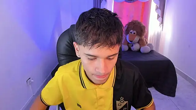 Snapshot of Aron_Boyy chatting on 02-16-26, 05:44 Aron Boyy online show from 02-16-26, 05:44