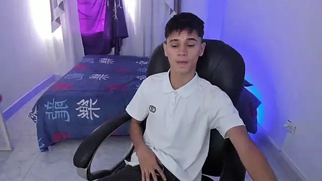 Snapshot of Aron_Boyy chatting on 10-27-25, 08:21 Aron Boyy online show from 10-27-25, 08:21