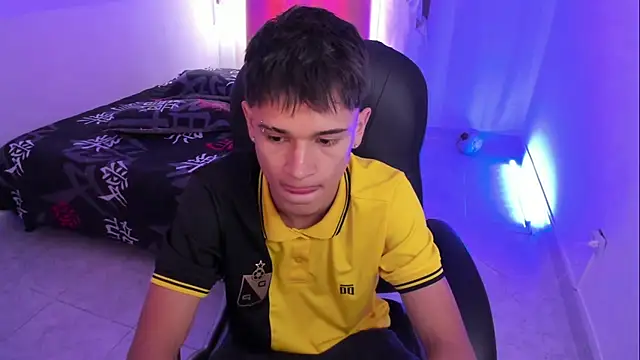 Snapshot of Aron_Boyy chatting on 12-04-25, 07:35 Aron Boyy online show from 12-04-25, 07:35