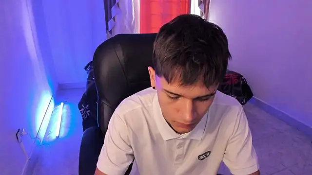 Snapshot of Aron_Boyy chatting on 01-06-26, 08:13 Aron Boyy online show from 01-06-26, 08:13