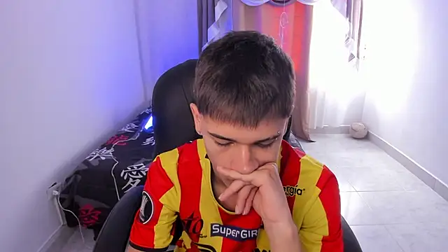 Snapshot of Aron_Boyy chatting on 11-26-25, 07:25 Aron Boyy online show from 11-26-25, 07:25