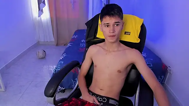 Snapshot of Aron_Boyy chatting on 11-14-25, 08:56 Aron Boyy online show from 11-14-25, 08:56