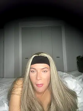 Snapshot of little_lola_x chatting on 10-21-25, 10:09 little lola x online show from 10-21-25, 10:09