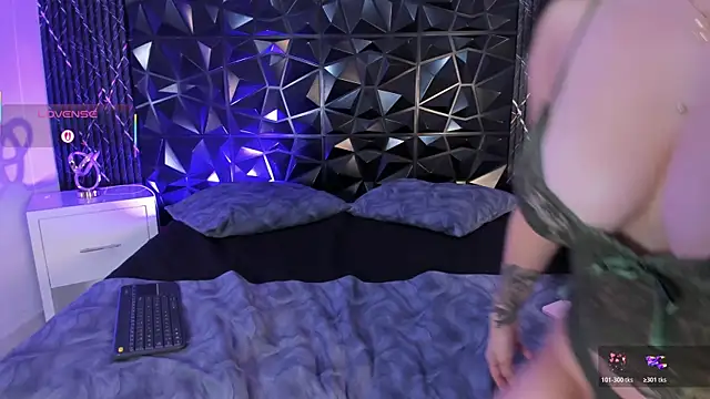 chloegils  online show from 12-14-25, 01:49