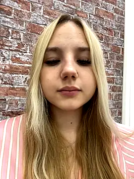 Snapshot of Sky_Cutie chatting on 09-09-25, 04:22 Sky Cutie online show from 09-09-25, 04:22