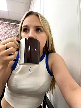 Snapshot of Sky_Cutie chatting on 09-23-25, 04:30 Sky Cutie online show from 09-23-25, 04:30