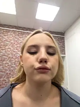 Snapshot of Sky_Cutie chatting on 10-16-25, 05:27 Sky Cutie online show from 10-16-25, 05:27