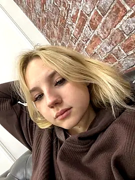 Snapshot of Sky_Cutie chatting on 10-23-25, 04:44 Sky Cutie online show from 10-23-25, 04:44