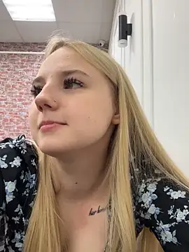 Snapshot of Sky_Cutie chatting on 10-10-25, 04:24 Sky Cutie online show from 10-10-25, 04:24