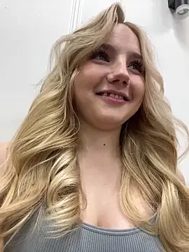 Snapshot of Sky_Cutie chatting on 09-25-25, 04:40 Sky Cutie online show from 09-25-25, 04:40