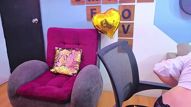 Victoria Fallon online show from 11-25-25, 09:04