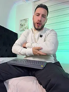 Thiago Hill online show from 02-11-26, 01:49