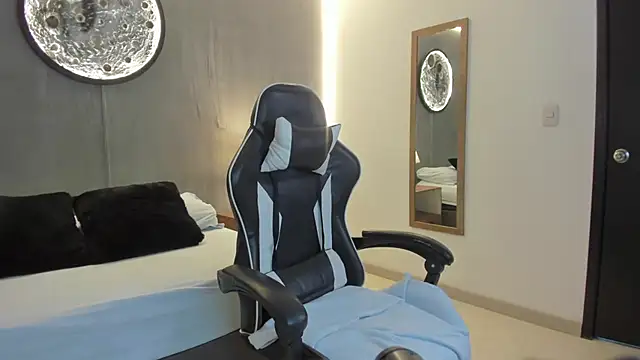 Snapshot of liliand_ chatting on 10-10-25, 12:17 liliand  online show from 10-10-25, 12:17