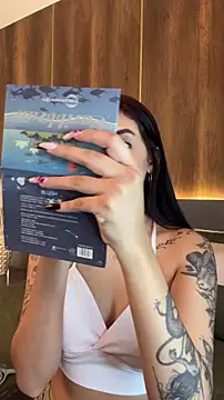 Snapshot of AliceRitter chatting on 10-20-25, 06:19 AliceRitter online show from 10-20-25, 06:19