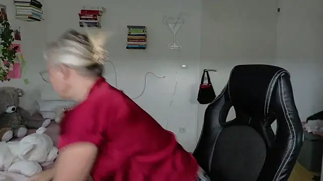 Linsy Kim online show from 04-15-26, 01:59