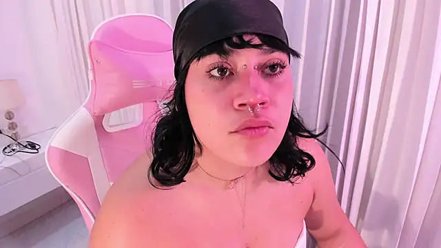 mia yeager online show from 11-16-25, 03:33