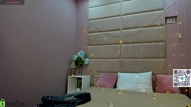 Adeline Perle online show from 11-18-25, 01:10