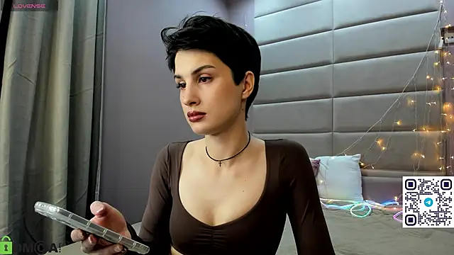 Adeline Perle online show from 10-26-25, 02:12