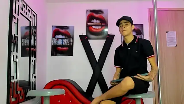 PRETTY FEM online show from 10-25-25, 01:34