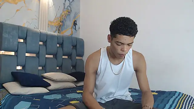 Snapshot of PRETTY_FEM chatting on 02-11-26, 01:27 PRETTY FEM online show from 02-11-26, 01:27